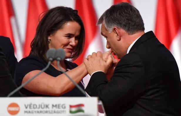 Archivfoto 2017: Katalin Novák (im Bild mit Orbán) war stellvertretende Parteivorsitzende und Staatsministerin für Familien- und Jugendangelegenheiten, bevor sie im Mai 2022 Präsidentin wurde.