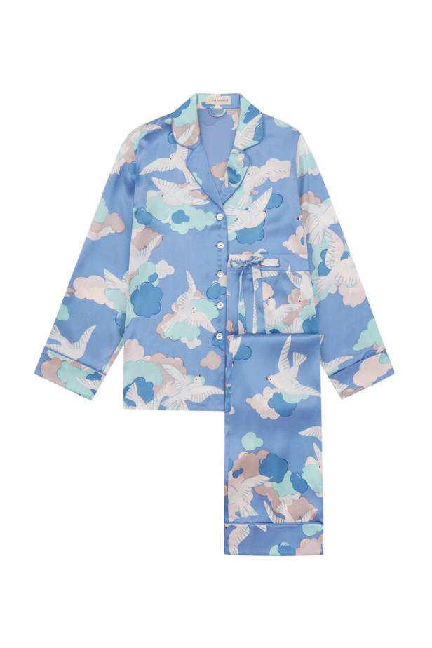 Ein hellblauer Pyjama mit einem Muster aus weißen Tauben und Wolken.