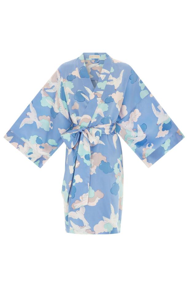 Ein blauer Kimono mit einem Muster aus weißen Tauben und Wolken.
