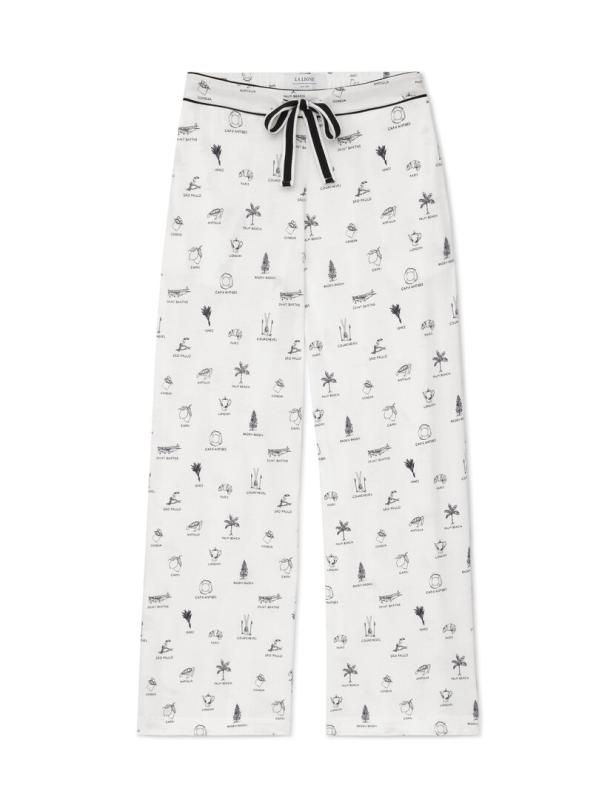 Eine weiße Pyjamahose mit einem Muster verschiedener Reiseziele.