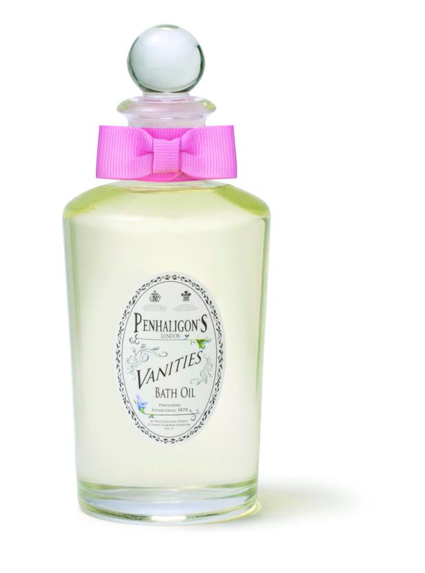 Eine Flasche „Vanities Bath Oil“ von Penhaligon's London mit einer rosa Schleife.