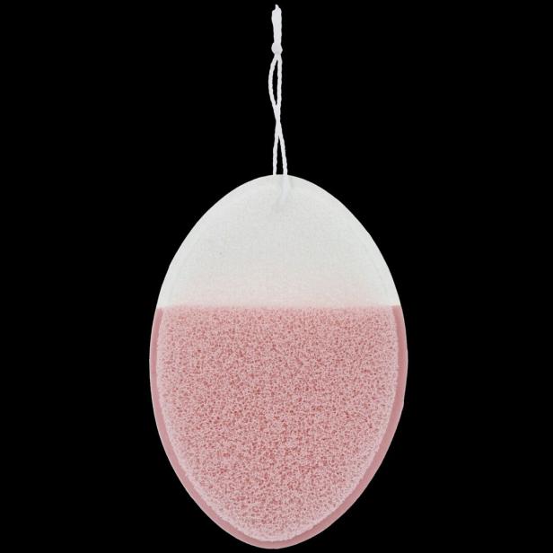 Ein rosa-weißer Badeschwamm hängt an einer Schnur vor einem schwarzen Hintergrund.