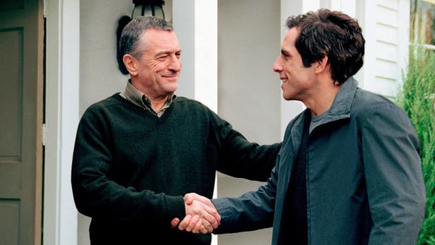 Robert De Niro und Ben Stiller schütteln sich die Hände.