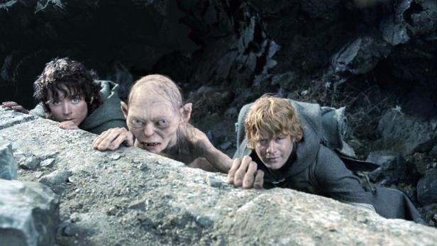 Frodo, Gollum und Sam klettern in „Der Herr der Ringe: Die zwei Türme“ über Felsen.