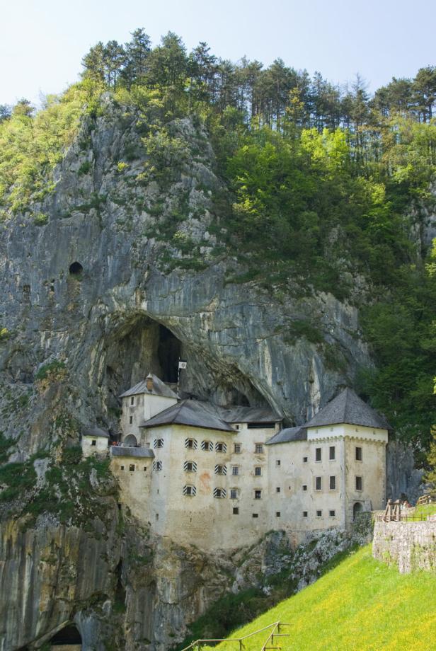 Slowenische Burg in den Berg gebaut