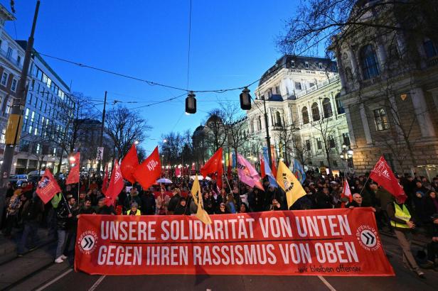 Radau nach Akademikerball-Demo, Lugner tanzte mit Hofer an