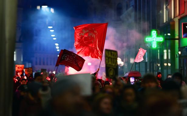 Radau nach Akademikerball-Demo, Lugner tanzte mit Hofer an