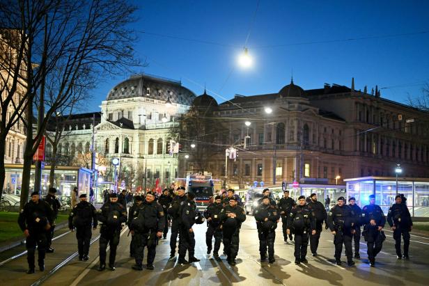 Radau nach Akademikerball-Demo, Lugner tanzte mit Hofer an