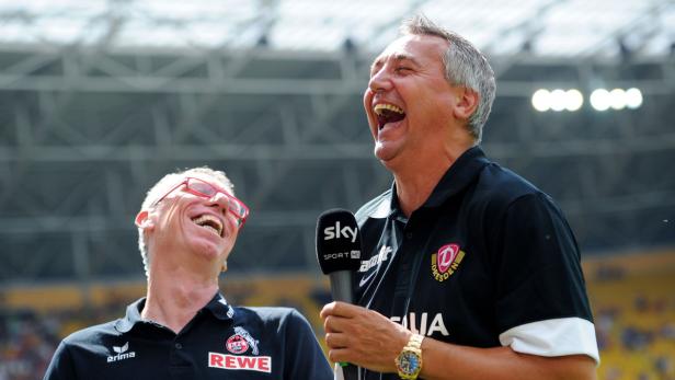 Zwei Männer lachen herzlich, einer hält ein Sky-Mikrofon in der Hand und trägt ein Dynamo-Dresden-Poloshirt.