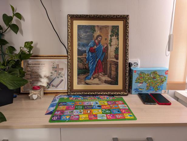 Ein Heiligenbild und ein Puzzle auf einer Kommode