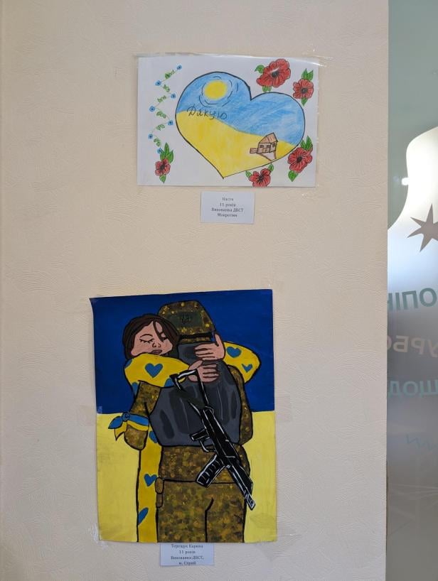 Kinderbilder mit Ukrainemotiven an einer Wand