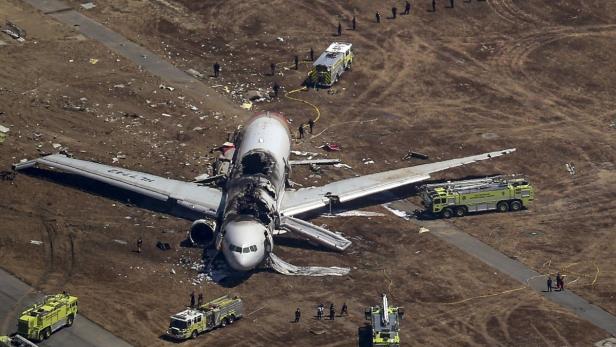 Boeing 777 fängt bei Notlandung Feuer