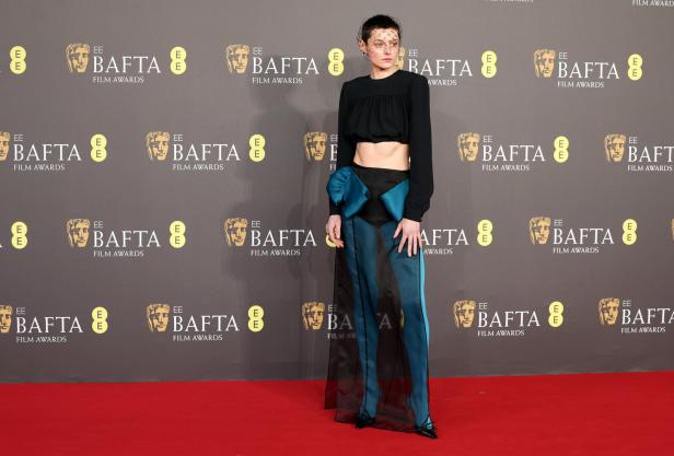 Emma Corrin auf dem roten Teppich der BAFTA Film Awards.