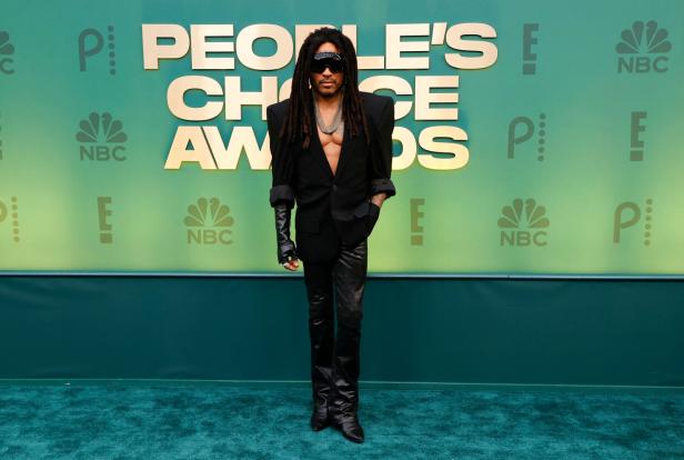 Lenny Kravitz posiert auf dem roten Teppich der People's Choice Awards.
