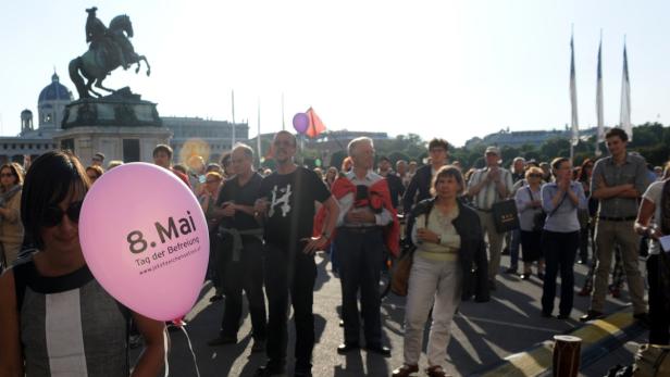 Eine Menschenmenge versammelt sich mit einem rosa Ballon zum „8. Mai Tag der Befreiung“ in Wien.