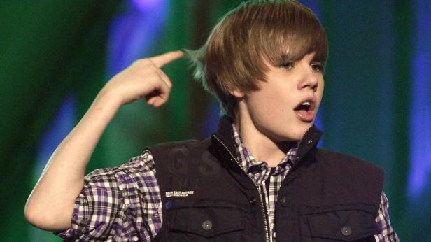 Justin Bieber zupft an seiner Frisur.
