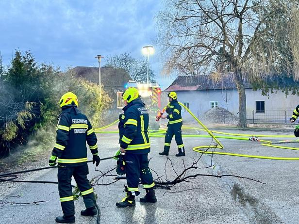NÖ: Feuerwehrleute mussten Brand vor eigener "Haustür" löschen