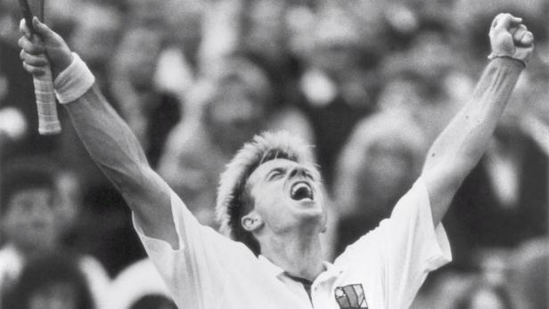 Boris Becker jubelt mit erhobenen Armen über seinen Tennissieg.