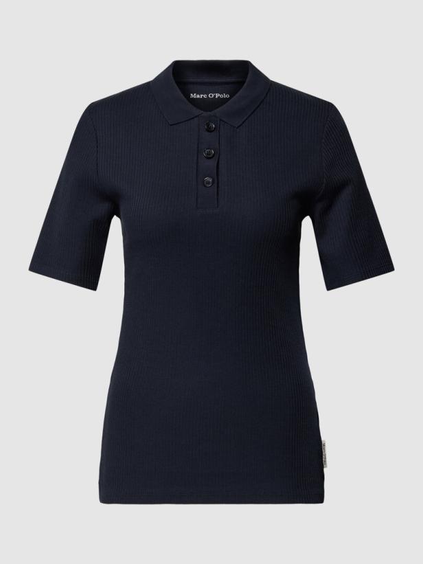 Ein dunkelblaues Poloshirt der Marke Marc O’Polo mit kurzen Ärmeln.