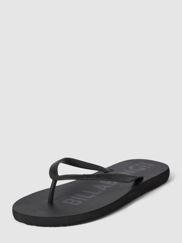 Ein schwarzer Billabong-Flip-Flop vor einem neutralen Hintergrund.