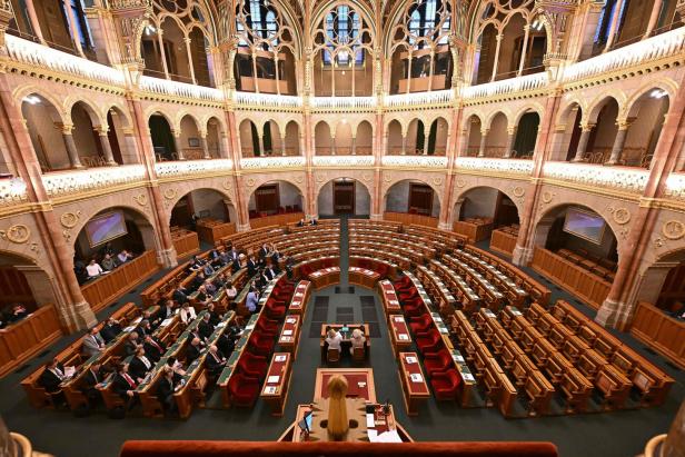 So darf es am Montag nicht aussehen: Bei einer von der Opposition eingebrachten Abstimmung verließen die Fidesz-Abgeordneten das Parlament.