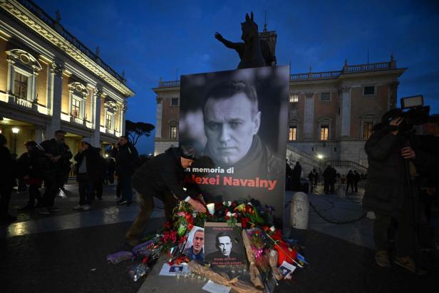 Nawalny-Tod: Mutter sah endlich die Leiche, Biden traf Frau und Tochter