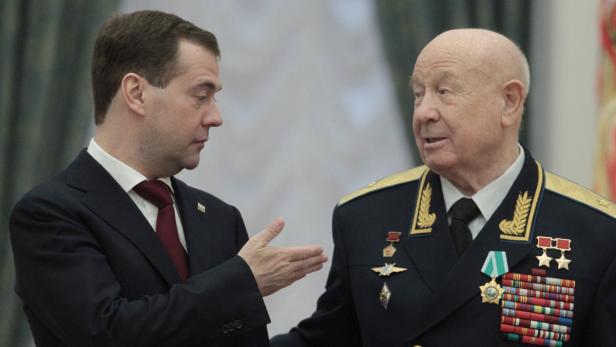 Dmitri Medwedew im Gespräch mit einem hochrangigen Militärangehörigen.