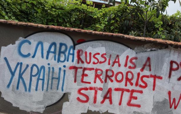 Graffiti mit dem Text "Slava Ukraine" und "Russia is a terrorist state" auf einer Wand in Tbilisi.