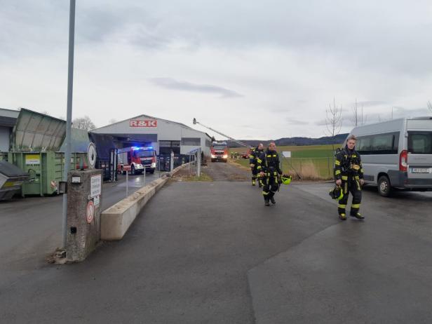 NÖ: Fünf Feuerwehren bekämpften Brand in Entsorgungsbetrieb