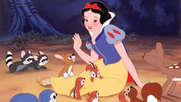 Schneewittchen sitzt im Wald, umgeben von Waldtieren.