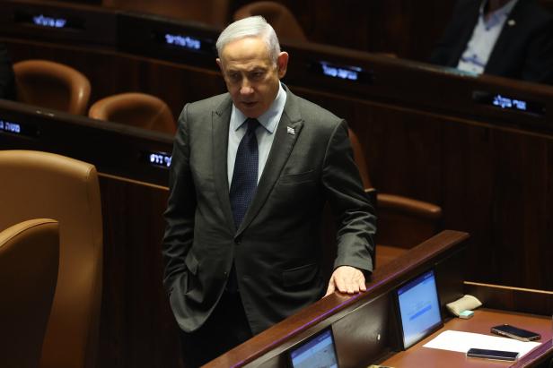 Netanjahu schiebt wie so oft wichtige Entscheidungen vor sich her. So lang wie möglich will er seine jetzige Koalition halten. 