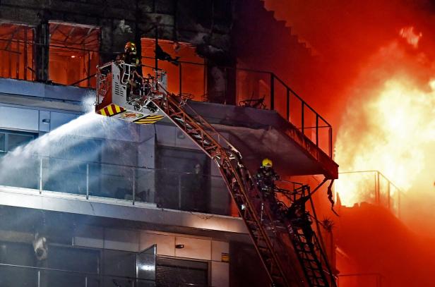 "Als ob das Gebäude aus Kork wäre": Feuerinferno schockt Spanien