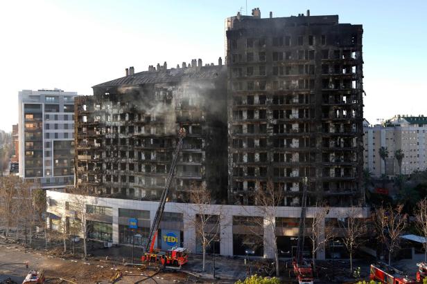 "Als ob das Gebäude aus Kork wäre": Feuerinferno schockt Spanien