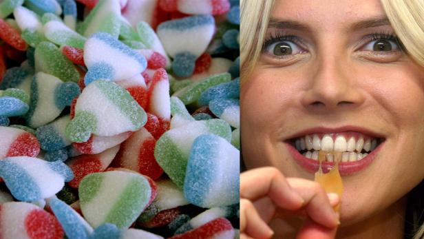 Eine Frau isst ein Gummibärchen, im Hintergrund bunte Süßigkeiten.