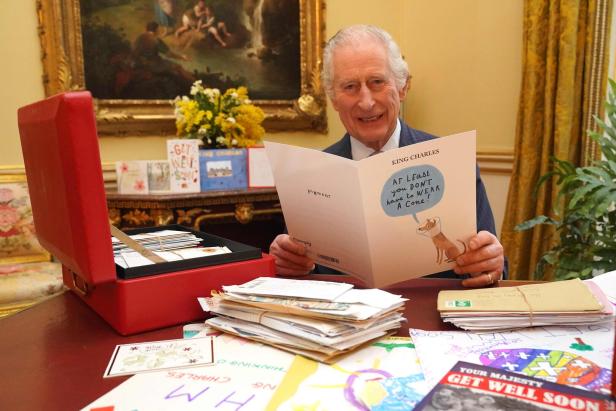 Bei diesem Brief kann sich der krebskranke König Charles das Schmunzeln nicht verkneifen