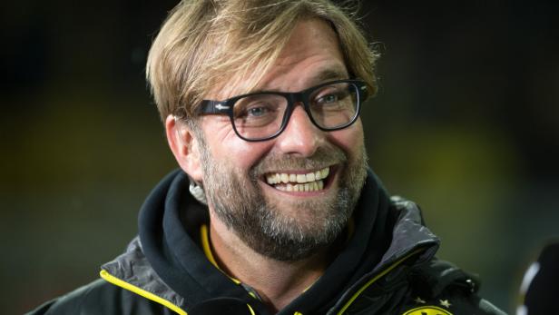Jürgen Klopp lächelt mit Brille und Bart in die Kamera.