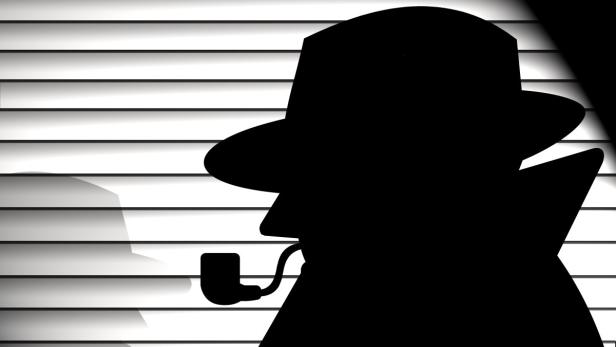 Die Silhouette eines Detektivs mit Hut und Pfeife vor einem Fenster mit Jalousien.