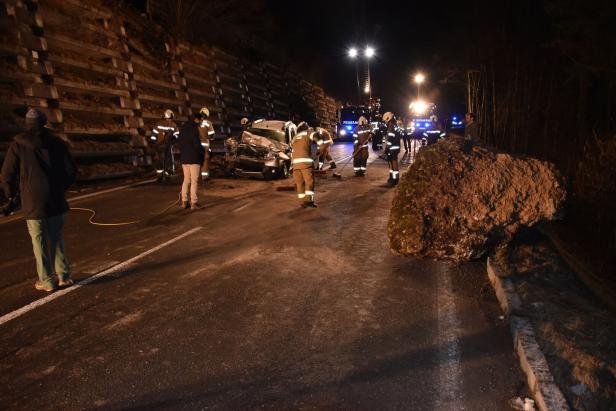 Auto krachte gegen Felsbrocken: 2 Personen wurden verletzt