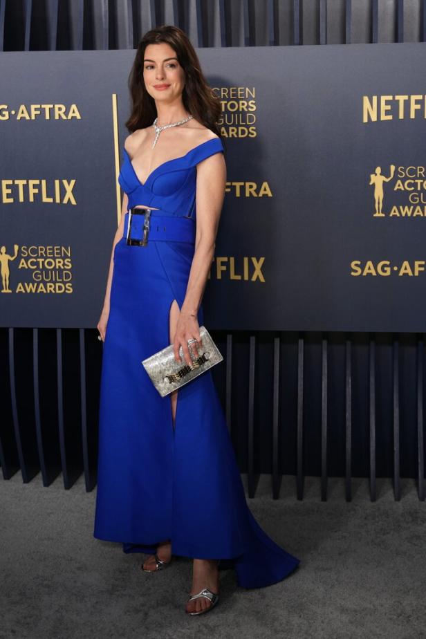 Anne Hathaway in einem blauen Kleid bei den Screen Actors Guild Awards.
