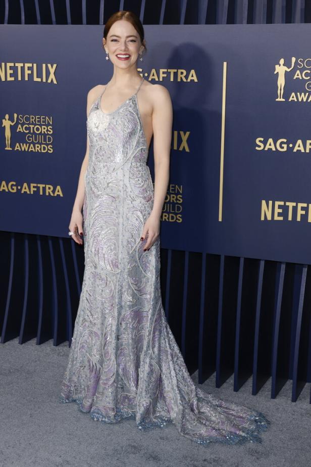 Emma Stone in einem silbernen, paillettenbesetzten Kleid auf dem roten Teppich der Screen Actors Guild Awards.