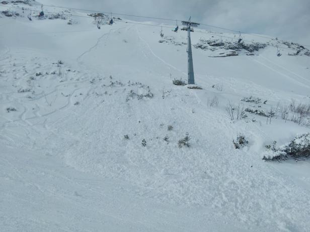 2 Lawinenabgänge in NÖ: Alpinist erfasst, Skifahrer mitgerissen