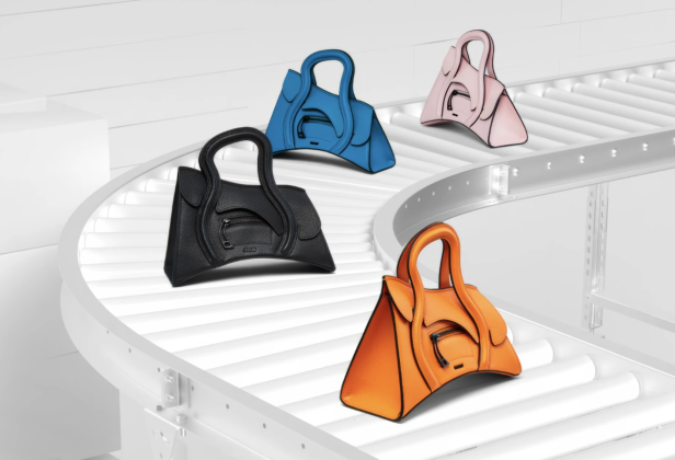 Verschiedenfarbige Handtaschen auf einem weißen Förderband.