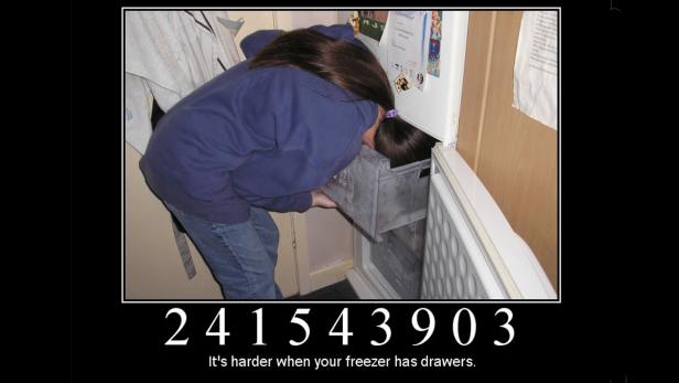 Eine Person beugt sich in einen Gefrierschrank mit Schubladen, um etwas zu suchen.