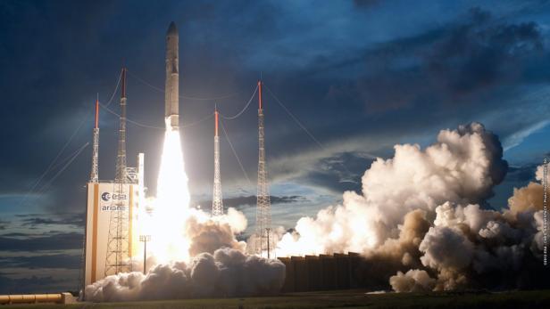 Eine Ariane-Rakete startet mit viel Rauch und Feuer von einer Startrampe.