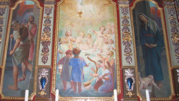Ein Altarbild mit Darstellungen von Soldaten, Kindern mit einem Lamm Gottes und Maria mit Jesus.