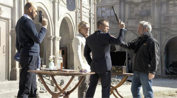 Daniel Craig am Set von „Skyfall“ mit einer Pistole in der Hand.