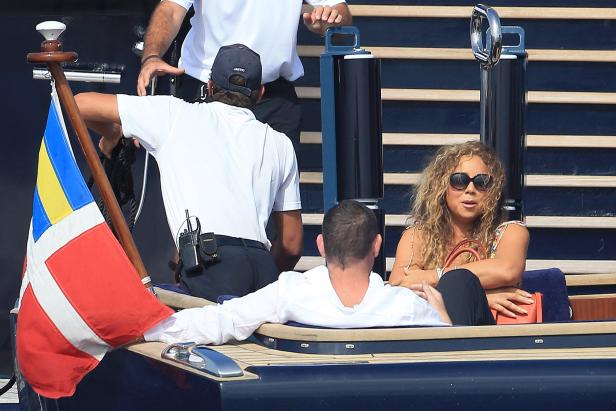 Mariah Carey entspannt mit Begleitern auf einer Yacht.