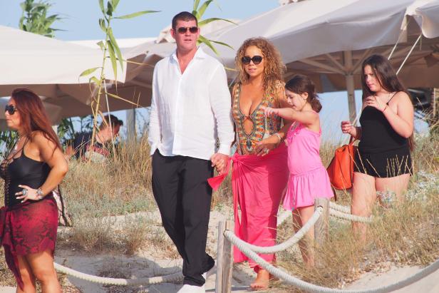 Mariah Carey spaziert mit ihrer Familie am Strand entlang.