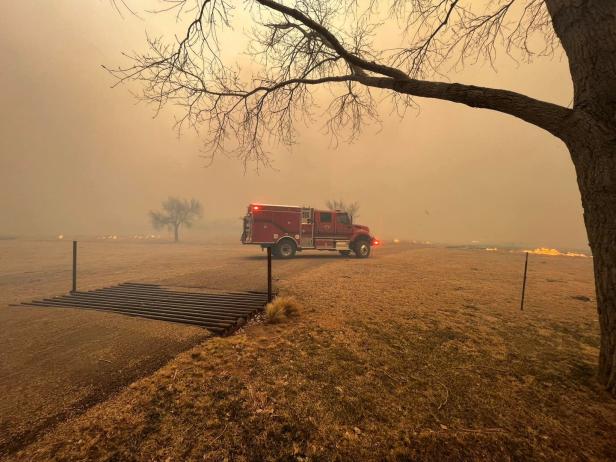 Feuerwehr im Einsatz gegen Waldbrand in Texas