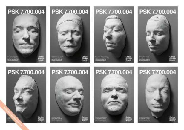 Eine Collage von acht Totenmasken auf grauen Plakaten für Caritas Mobiles Hospiz.